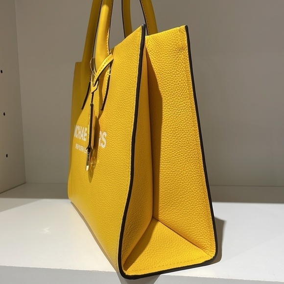 MICHAEL KORS 💛
Mirella Medium Pebbled Leather Tote Bag - Picture 5 of 10